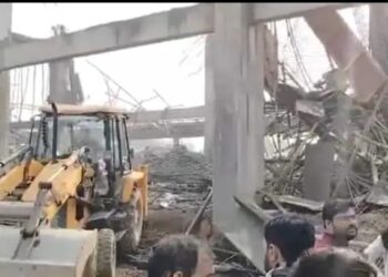 उत्तर प्रदेश के कन्नौज रेलवे स्टेशन पर बड़ा हादसा, निर्माणाधीन लेंटर का आधा हिस्सा गिरा, कई लोग दबे