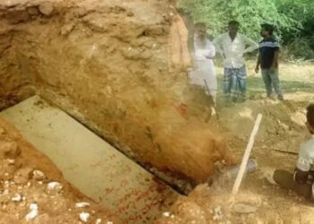 20 साल बाद सपने में आए पिता, कहा- मेरी कब्र सही करवा दो. बेटे ने खुदवाई तो देख हैरत में पड़े लोग..,