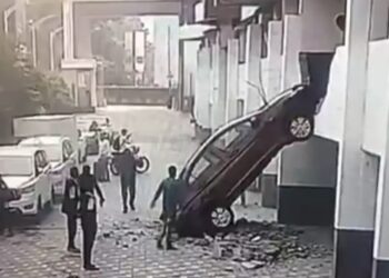 महाराष्ट्र के पुणे में बड़ा हादसा टला, बिल्डिंग की पार्किंग से नीचे गिरी कार, वीडियो CCTV में कैद