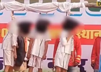 गणतंत्र दिवस पर स्कूल प्ले में असली फांसी पर टांग दिए बच्चे, दहला देगा यह Viral Video