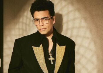 झुकी कमर, लटकी खाल.. करण जौहर ने बनाया है क्या अपना ये हाल, 52 की उम्र में लगे 82 के!