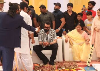 बॉस स्टाइल में पहुंचे Sanjay Dutt,वेलकम के लिए खड़ी भी ना हुई मालकिन,Pics Viral