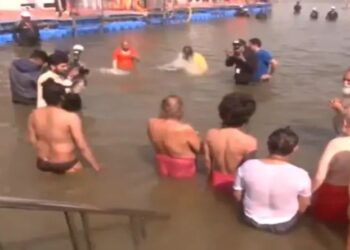 छूट नहीं रही योगी की मस्ती, संगम में बाबा रामदेव को दी जबरदस्त टक्कर, खड़े होकर देखते रह गए शाह