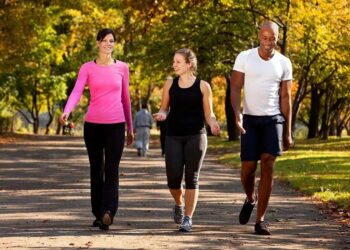 एक दिन में कितने किलोमीटर चलना चाहिए? जानिए उम्र के हिसाब से कितनी बार वॉक करनी चाहिए