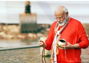 दिल्ली में चुनाव के बीच पीएम मोदी पहुंचे महाकुंभ लगाई आस्था की डुबकी, यहाँ  देखिये वीडियो