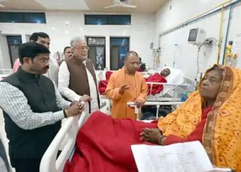 महाकुंभ भगदड़ के घायलों से मिलने अस्पताल पहुंचे CM योगी, पीड़ित महिला ने की ये डिमांड