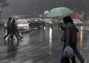 UP Weather: पूरे उत्तर प्रदेश में आंधी और तेज बारिश की चेतावनी, जानें आपके इलाके का हाल