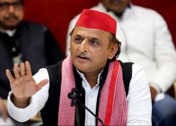 अखिलेश यादव ने किया कटाक्ष! लिखा ‘जब आपन कुर्सी हिले तब ही मन का आपा खोए, ऊ का औरन के इलाज करे जो खुद ही बीमार होए.’