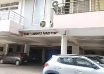 फ्लैट में मिलीं 10 थाईलैंड की लड़कियां! अपार्टमेंट मालिक का ‘सपा कनेक्शन’, कई बड़े नेताओं के साथ तस्वीरें वायरल