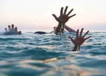 गंगा नदी में दो बेटों को तैरना सिखा रहे थे पिता, एक-एक कर डूब गए तीनों: जानिए कैसे हुआ हादसा