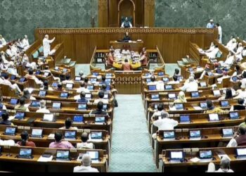 Waqf Amendment Bill Pass: भारी विरोध के बीच देर रात लोकसभा में वक्फ संशोधन बिल पास, विरोध में 232 तो समर्थन में पड़े 288 वोट