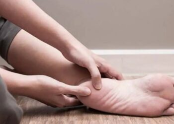 क्या आपकी एड़ियों में भी होता है दर्द? जानें इसका कारण और बचाव का सही उपाय!