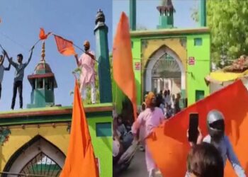 वक्फ बिल का असर : हिंदू संगठन के लोगों ने दरगाह पर चढ़कर फहराया भगवा, जमकर काटा बवाल, VIDEO वायरल