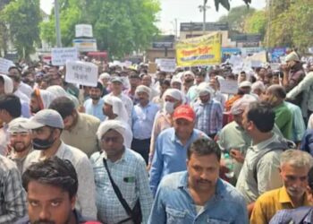 उत्तर प्रदेश में निजीकरण के खिलाफ बिजली कर्मियों का प्रदर्शन, अनिश्चितकालीन कार्य बहिष्कार का भी ऐलान