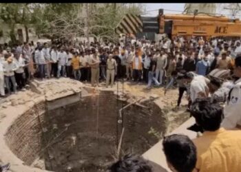 मध्य प्रदेश के मंदसौर में कुएं में गिरी कार, 10 की मौत, चार गंभीर, बाइक सवार को टक्कर मारकर अनियंत्रित हुई ईको वैन
