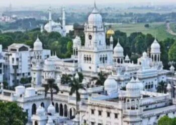 लखनऊ के KGMU में अतिक्रमण पर प्रशासन की कार्रवाई, अवैध मकानों और दुकानों को कराया गया खाली