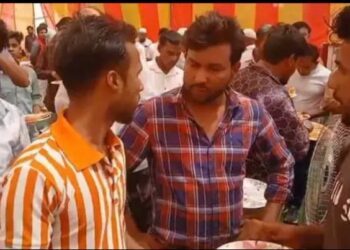 शादी में बिना बुलाए खाना खाने पहुंचे 3 युवकों की ग्रामीणों ने कर दी जम कर कुटाई, बर्तन भी धुलवाए