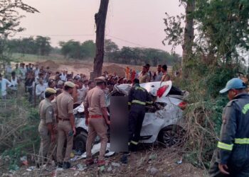 महोबा में भीषण सड़क हादसा: हाईवे पर ट्रक में पीछे से घुसी कार, दंपती समेत तीन लोगों की हुयी मौत