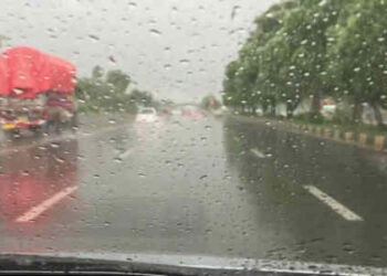 उत्तर प्रदेश में पश्चिम से पूरब तक आंधी-बारिश, आम व गेहूं की फसल को नुकसान; जानें कब से साफ होगा मौसम