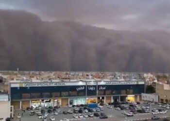 रियाद में आया भयंकर रेतीला तूफान,  मची अफरा तफरी, जान बचाने के लिए घरों में घुसे लोग, वीडियो देख कांप जाएगी रूह