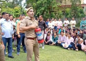 बजेगा सायरन, उत्तर प्रदेश के इन जिलों में होगा ब्‍लैक आउट; जानें मॉक ड्रिल का समय और क्‍या करना है आपको