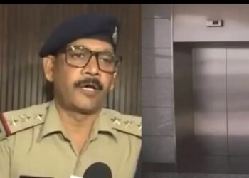 दर्दनाक घटना! लिफ्ट में फंसा बेटा कहता रहा- ‘पापा-पापा’, डर के मारे पिता की हार्ट अटैक से मौत हो गई