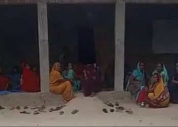 मुंबई से खुशी खुशी कमाकर लौटे बेटे ने लगाई फांसी, सदमें मे मां-बहन ने खाया जहर, तीन लोगों की मौत से पसरा मातम