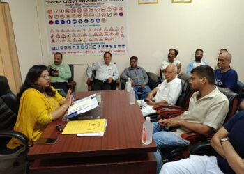 आरटीओ प्रशासन अयोध्या ने ट्रांसपोटर्स और डीलर्स के साथ की बैठक*  *बकाया राजस्व जमा करने, परिवहन नियमों, अधिनियमों के पालन के दिये निर्देश