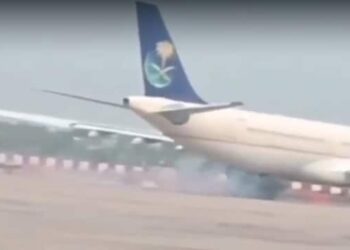 हज यात्रियों से भरे विमान में आई तकनीकी खराबी, रनवे पर दिखी चिंगारी और धुआं, मची अफरातफरी