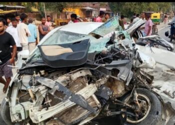 ट्रक से टकराई कार के परखच्चे उड़े. गोरखपुर के होटल व्यवसायी व बेटे समेत तीन की मौत, नैनीताल जा रहे थे घूमने