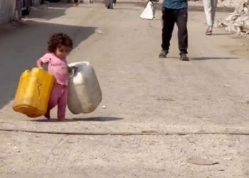 गाज़ा से सामने आई दिल दहला देने वाली तस्वीर, पानी लाने के लिए जद्दोजहद करती दिखी दो साल की मासूम बच्ची