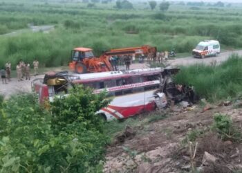आगरा-लखनऊ एक्सप्रेसवे पर बड़ा हादसा: तेज रफ्तार स्लीपर बस रेलिंग को तोड़कर गिरी नीचे, दो की मौत; 50 घायल