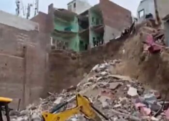 मथुरा के गोविंदनगर में ढहे कई मकान, मलबे में कई लोगों के फंसे होने की आशंका