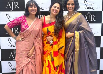 नवाबों के शहर लखनऊ में खादी, रेशम और चिकन के वस्त्रों का प्रदर्शन