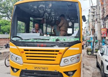उत्तर प्रदेश में जारी है कांवड़ियों का उत्पात, लाठी-डंडों से तोड़े स्कूल बस के शीशे; जानें क्या है पूरा मामला