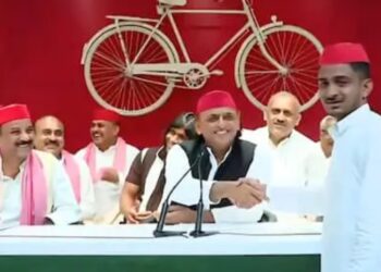जो सामना करेगा, रेल दिया जाएगा’, लड़के की बात सुन अखिलेश क्या पूरी महफिल हुई लोट-पोट