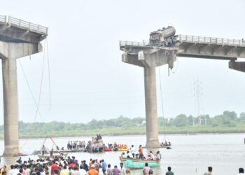 गुजरात में हुआ बड़ा हादसा, वडोदरा और आणंद को जोड़ने वाला पुल टूटा. नदी में समा गईं कई गाड़ियां, 10 की मौत