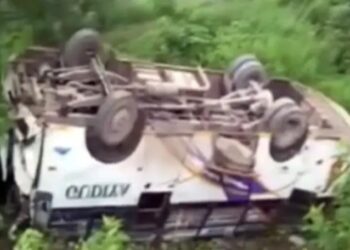 धार्मिक स्थलों की यात्रा से लाैट रहे श्रद्धालुओं की बस खाई में गिरी, 26 से अधिक घायल