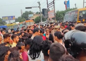 पूरे थाने को सस्पेंड करने की मांग को लेकर अलीगढ़ के एटा चुंगी चौराहे पर किन्नरों ने किया नग्न प्रदर्शन