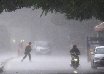 UP Weather Update: उत्तर प्रदेश के 39 जिलों में IMD ने जारी किया भारी बारिश का अलर्ट, लखनऊ में अगले 4 दिन बारिश के आसार