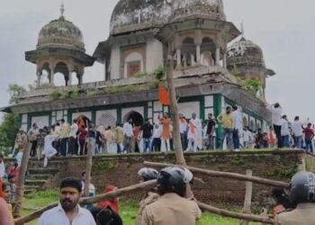 उत्तर प्रदेश में एक बार फिर सांप्रदायिक सौहार्द बिगाड़ने की कोशिश, फतेहपुर के सदियों पुराने मकबरे को बीजेपी नेता ने बताया मंदिर, क्षेत्र में तनाव