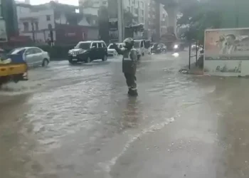 लखनऊ में बारिश का सितम, सड़कें हुईं जलमग्न, स्कूल हुए बंद