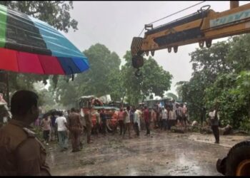 Baranbanki में तेज बारिश के चलते हुआ भीषण हादसा : बस पर गिरा पेड़, पांच शिक्षक समेत छह की मौत, 17 घायल