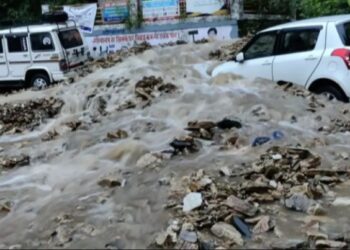 उत्तराखंड में बिगड़े हालात… चमोली में बादल फटा, केदारघाटी में पुल बहा, कई जिलों में स्कूल बंद