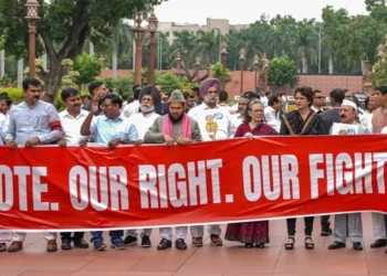 बिहार में एसआईआर को लेकर संसद के बाहर विपक्ष विरोध प्रदर्शन, सोनिया गांधी भी हुईं शामिल