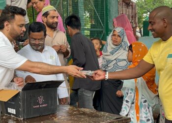 पैगंबर मोहम्मद स० की पैदाइश को 1500 साल  पूरे होने की ख़ुशी के मौक़े पर मौलाना खालिद रशीद फरंगी महली की अपील पर नदीम ख़ान ने बांटे खाने के पैकेट