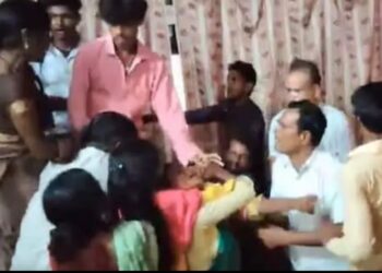 एक समोसे ने करवाई जंग,पत्नी ने मांगा गरम समोसा, पति खाली हाथ पहुंचा…फिर हुई खूनी जंग; वीडियो वायरल