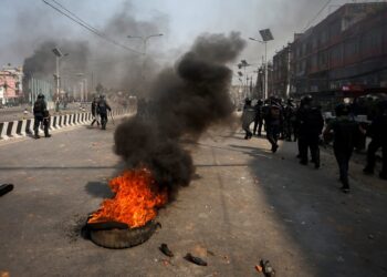 नेपाल में बवाल : सोशल मीडिया बैन: सड़क पर युवाओं का ग़दर, संसद भवन में भी घुसे; पुलिस फायरिंग में 14 की मौत, 42 घायल