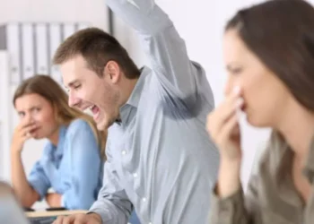 पसीने की बदबू कैसे दूर करें? महंगे परफ्यूम की जगह सिर्फ 20 रुपये की ये चीज का करें यूज, घंटों रहेंगे फ्रेश