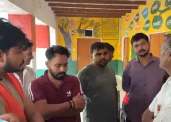 नवरात्र के व्रत और पूजा के कारण देर से स्कूल पहुंचीं छात्राएं, अद्यापक पुष्पेन्द्र ने बनाया ‘मुर्गा’… हिंदू देवी-देवताओं पर की टिप्पणी; बजरंग दल ने किया प्रदर्शन